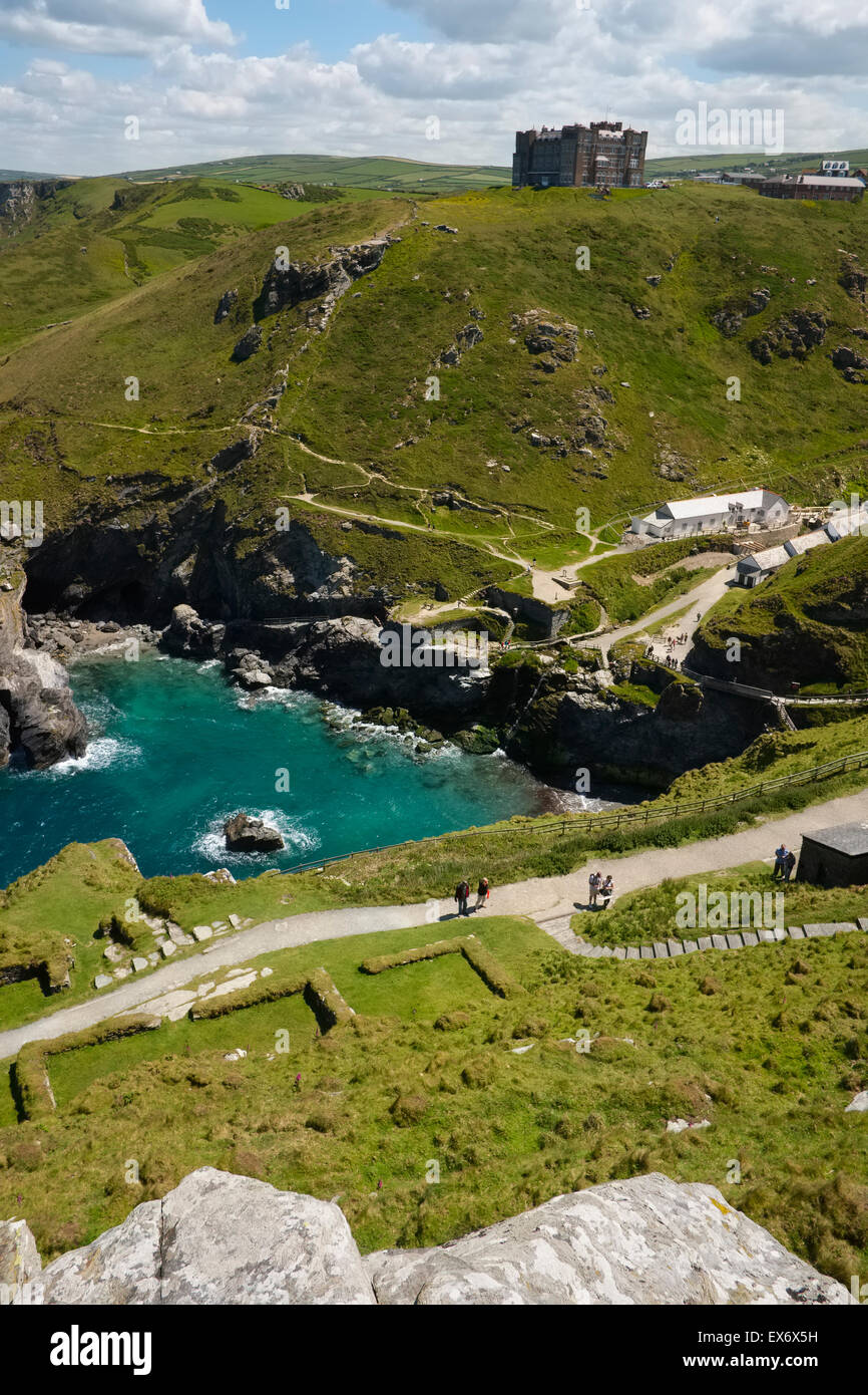 Camelot Hotel castello affacciato sul castello di Tintagel, Cornwall, Regno Unito Foto Stock