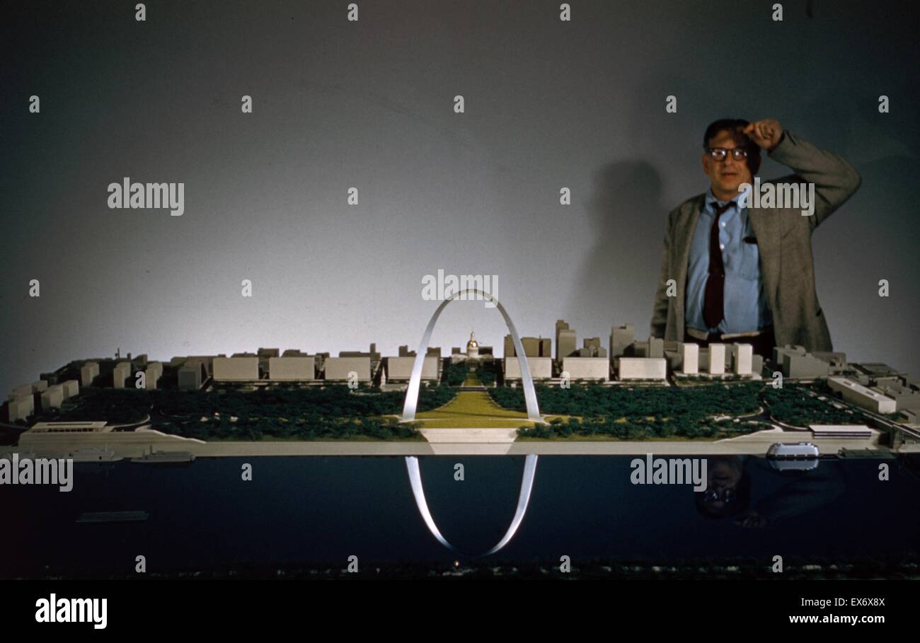 Architetto Eero Saarinen (1910-1961) accanto al suo architetto di modello per la Saint Louis Gateway Arch (originariamente Jefferson National Expansion Memorial), Saint Louis, Missouri 1947-65, dedicato 1968. Modello. Foto Stock
