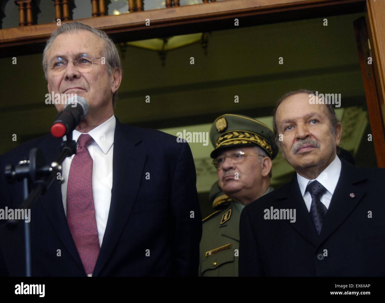 Il Segretario della Difesa Donald H. Rumsfeld e il Presidente algerino Bouteflika Abdul-Aziz 2006 Foto Stock