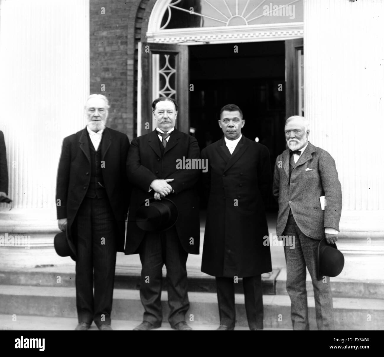 Da sinistra a destra) Robert C. Ogden, Senatore William Howard Taft, Booker T. Washington e Andrew Carnegie, stando in piedi sui gradini di un edificio, presso l istituto di Tuskegee il venticinquesimo anniversario. Università di Tuskegee è un privato, storicamente univ nero Foto Stock