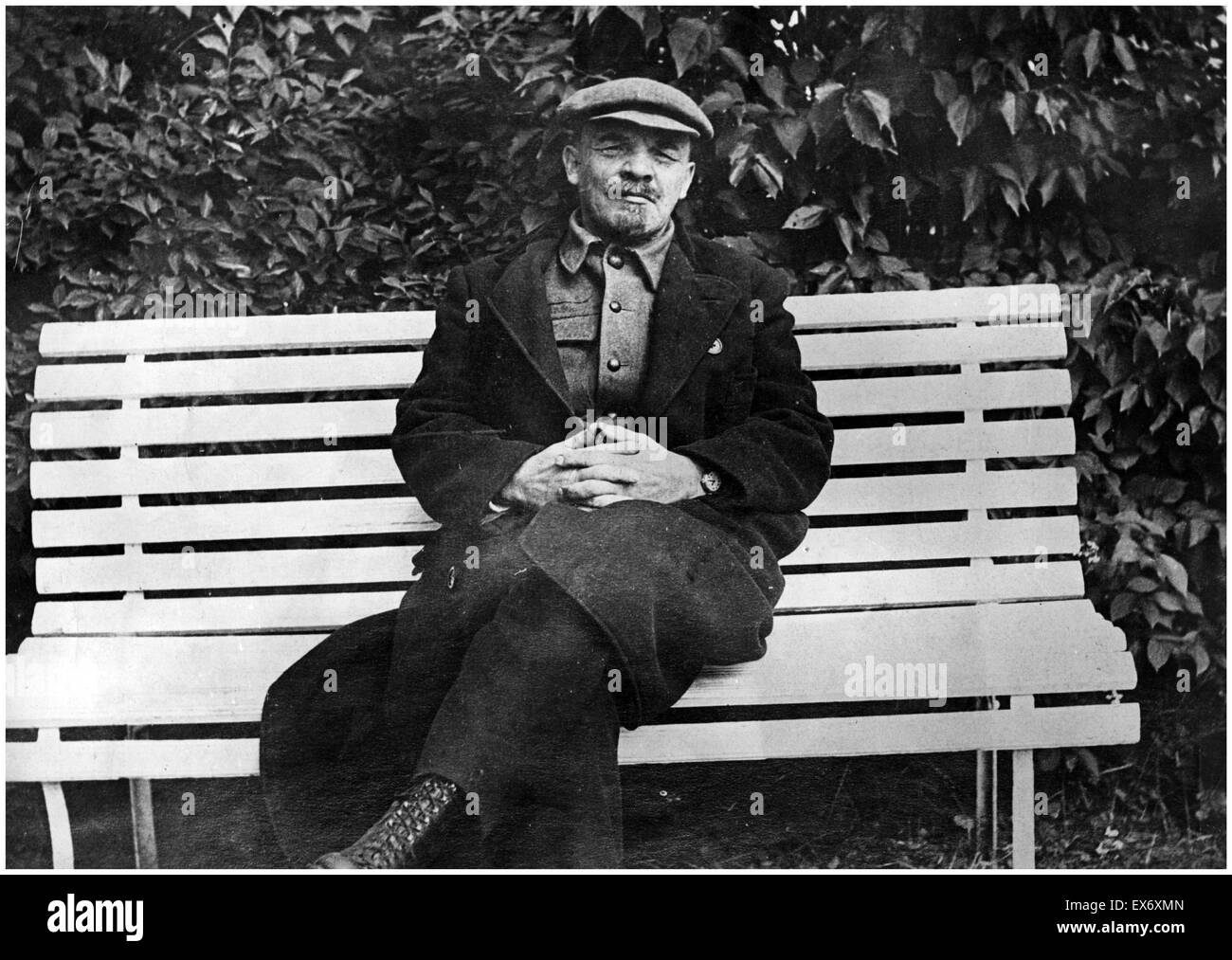 Vladimir Lenin seduto su una panchina. Lenin è stato il russo leader comunista che ha preso il potere dopo il 1917 Rivoluzione di Ottobre Foto Stock