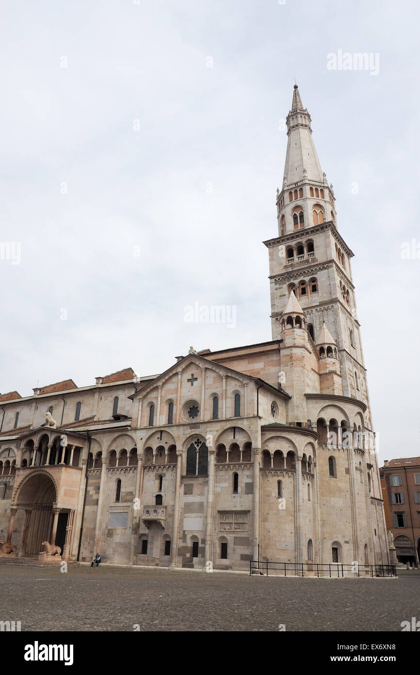 Piazza Grande, western facciata della Cattedrale di Modena, and Torre della Ghirlandina. Foto Stock