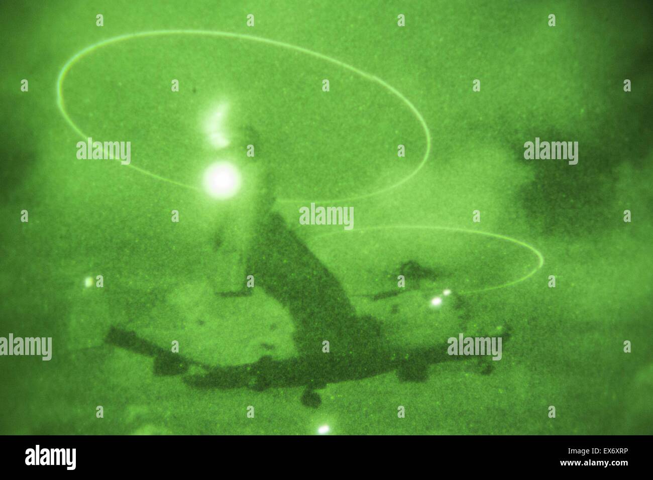 USS Peleliu, Okinawa, in Giappone. Un US Marine Corps MV-22 Osprey aeromobile a rotore inclinabile si toglie dal ponte di volo della USS Peleliu. La MV-Osprey sarà utilizzato durante l'integrazione anfibio di formazione che avrà luogo a bordo della nave. Foto Stock