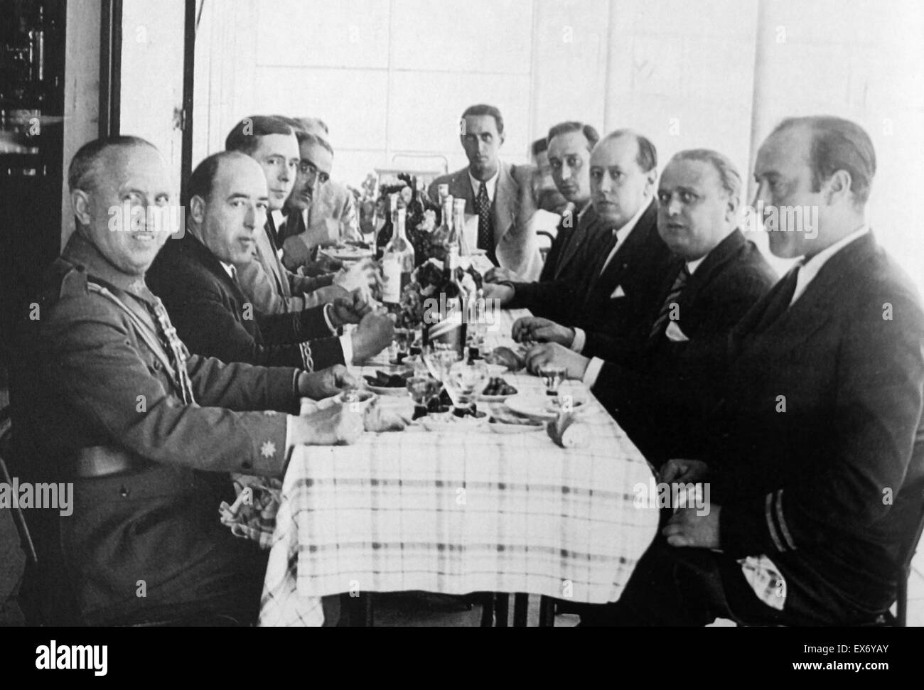 José María Gil Robles y un eminente politico spagnolo (il terzo da destra), con l'ala destra ufficiali militari a dinnerin 1936 Foto Stock