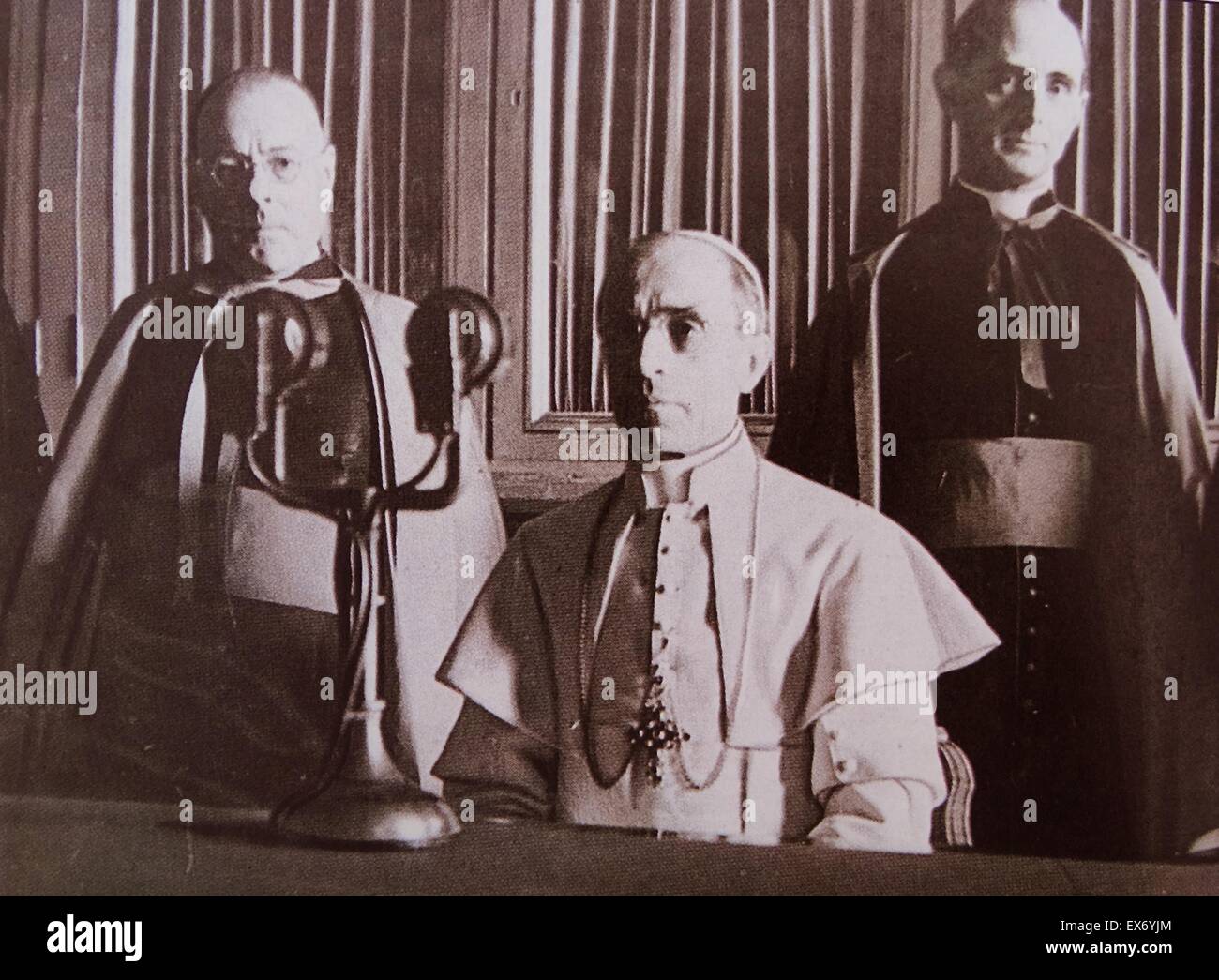 Il capo della Chiesa Cattolica, Papa Pio XII nel 1941 con il futuro Paolo VI (a destra) Foto Stock