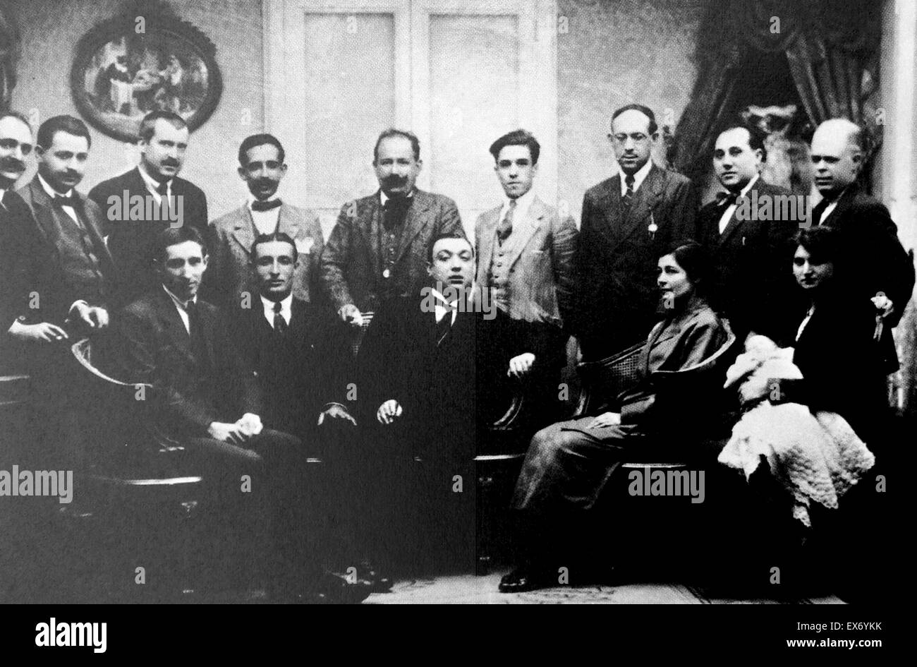 Salvador Seguí (1886 - 1923), un catalano anarco-syndicalist (Centro seduto), con Ángel Pestaña, seduto alla sinistra di Segui) e altri anarchici spagnoli circa 1920 Foto Stock