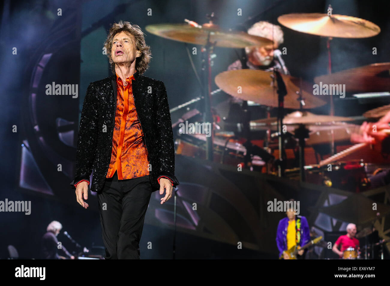 Mick Jagger dei Rolling Stones esegue sulla banda del 2015 Codice postale Tour Foto Stock
