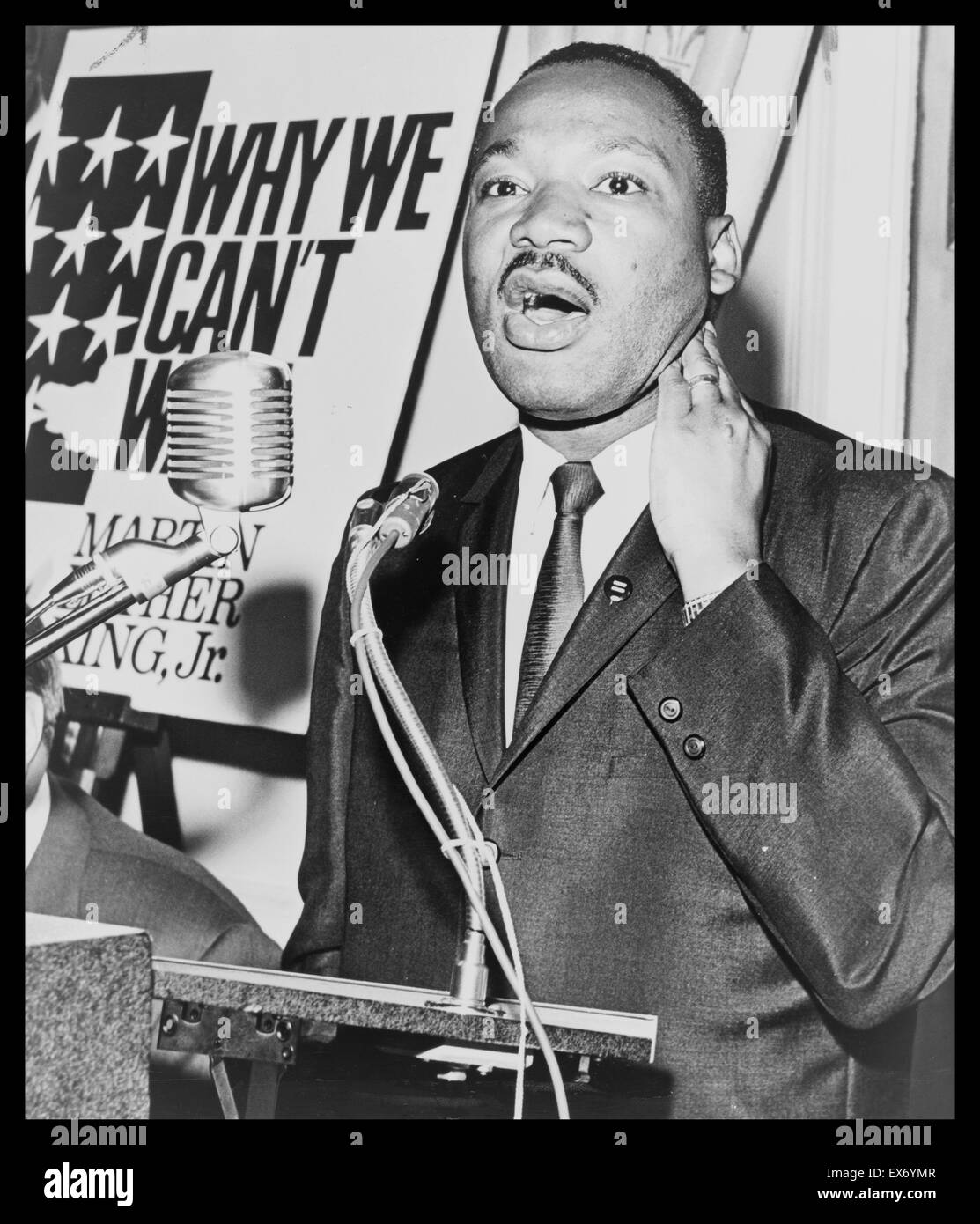 Martin Luther King Jr. (1929-1968) tre quarti di lunghezza verticale, in piedi, la faccia anteriore, in occasione di una conferenza stampa. Foto Stock