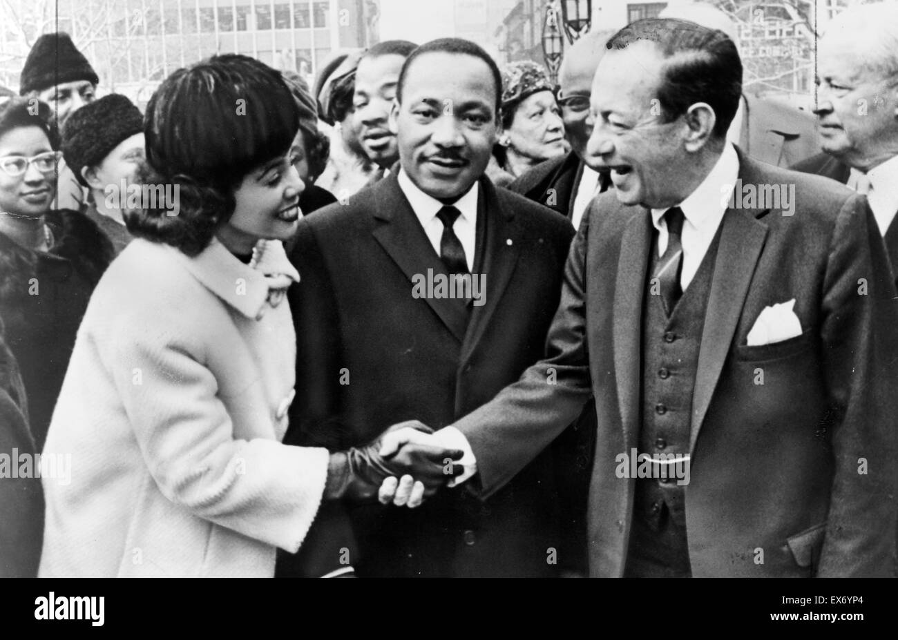 Sindaco Wagner di New York saluta il dottor e la Sig.ra Luther King Jr. presso il Municipio del 1964. Robert Wagner Ferdinando II (Aprile 20, 1910 - 12 Febbraio 1964 Foto Stock