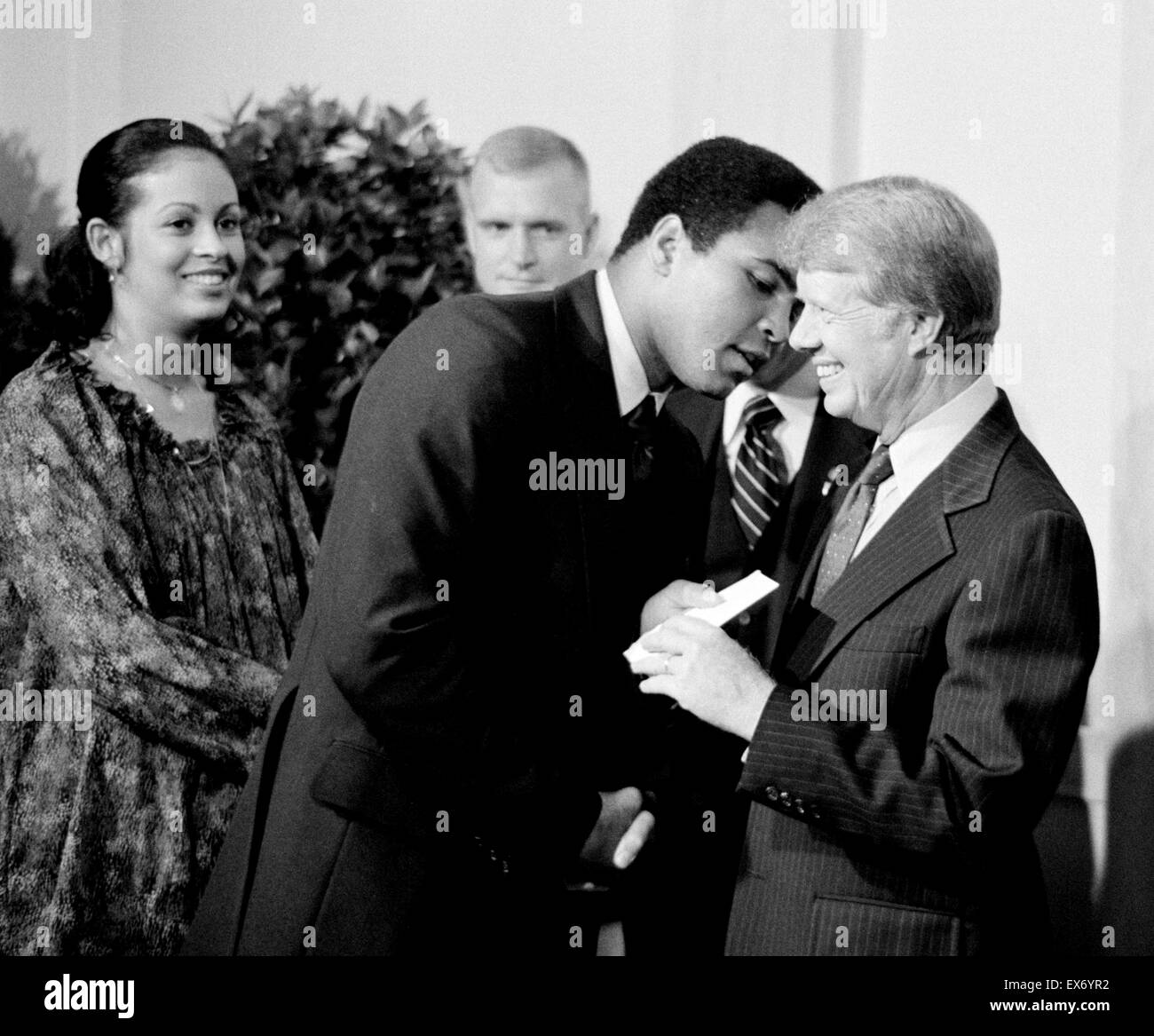 Il presidente Jimmy Carter saluta Muhammad Ali in corrispondenza di una casa Bianca la cena per celebrare la firma del Canale di Panama Trattato di Washington, D.C. 1977 Foto Stock