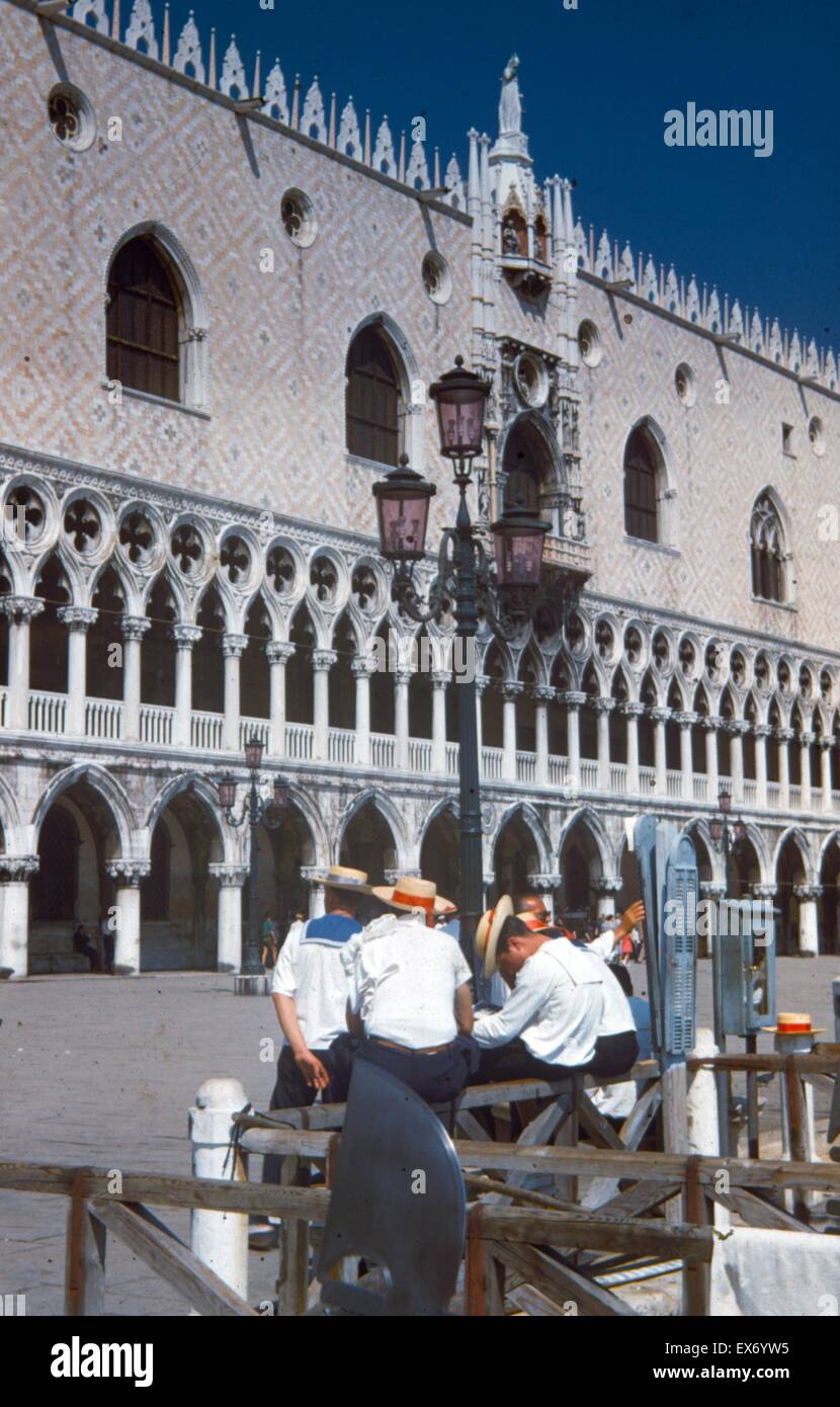 Dopo la seconda guerra mondiale: Disoccupati gondolieri Palazzo Ducale Venezia; Italia 1945 Foto Stock