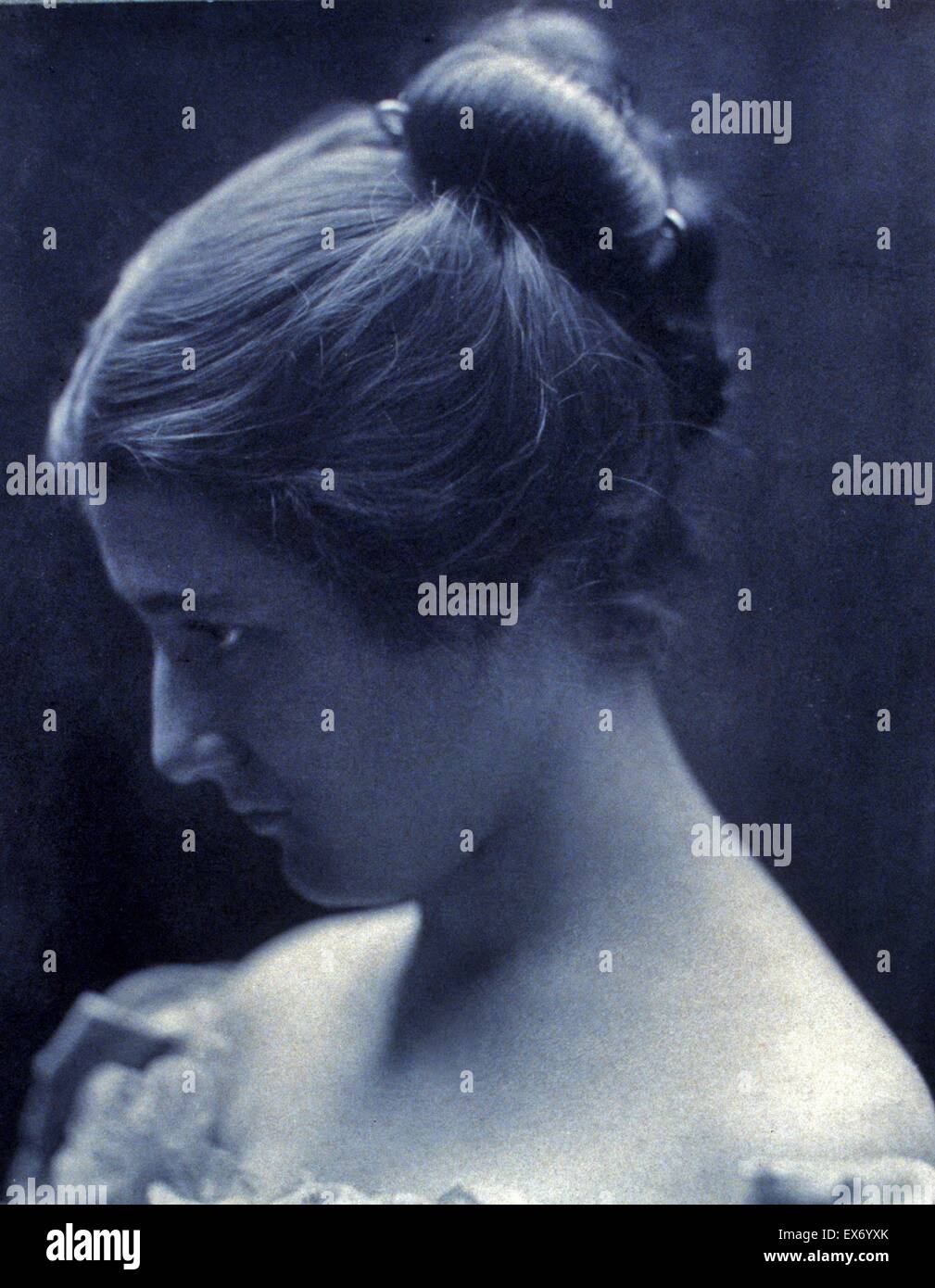 Testa e spalle profilo Ritratto di giovane donna 1905 Foto Stock