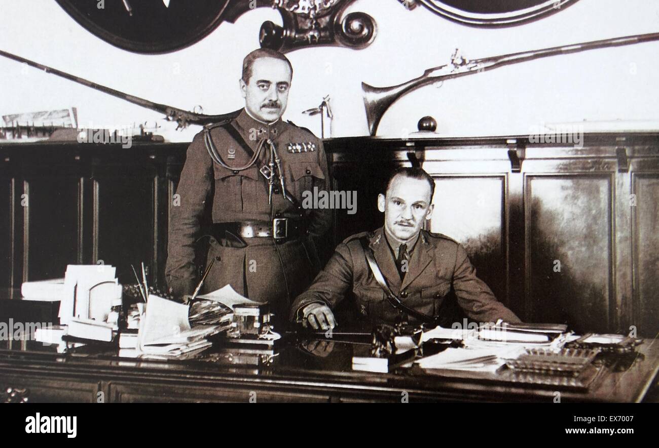 Generale dell'esercito Manuel Goded Llopis (Ottobre 15, 1882 - 12 agosto 1936) seduti ad una scrivania. Goded era un esercito spagnolo generale che è stata una delle figure chiave nel luglio 1936 rivolta contro l'eletto democraticamente la Seconda Repubblica spagnola. Avente unsuc Foto Stock