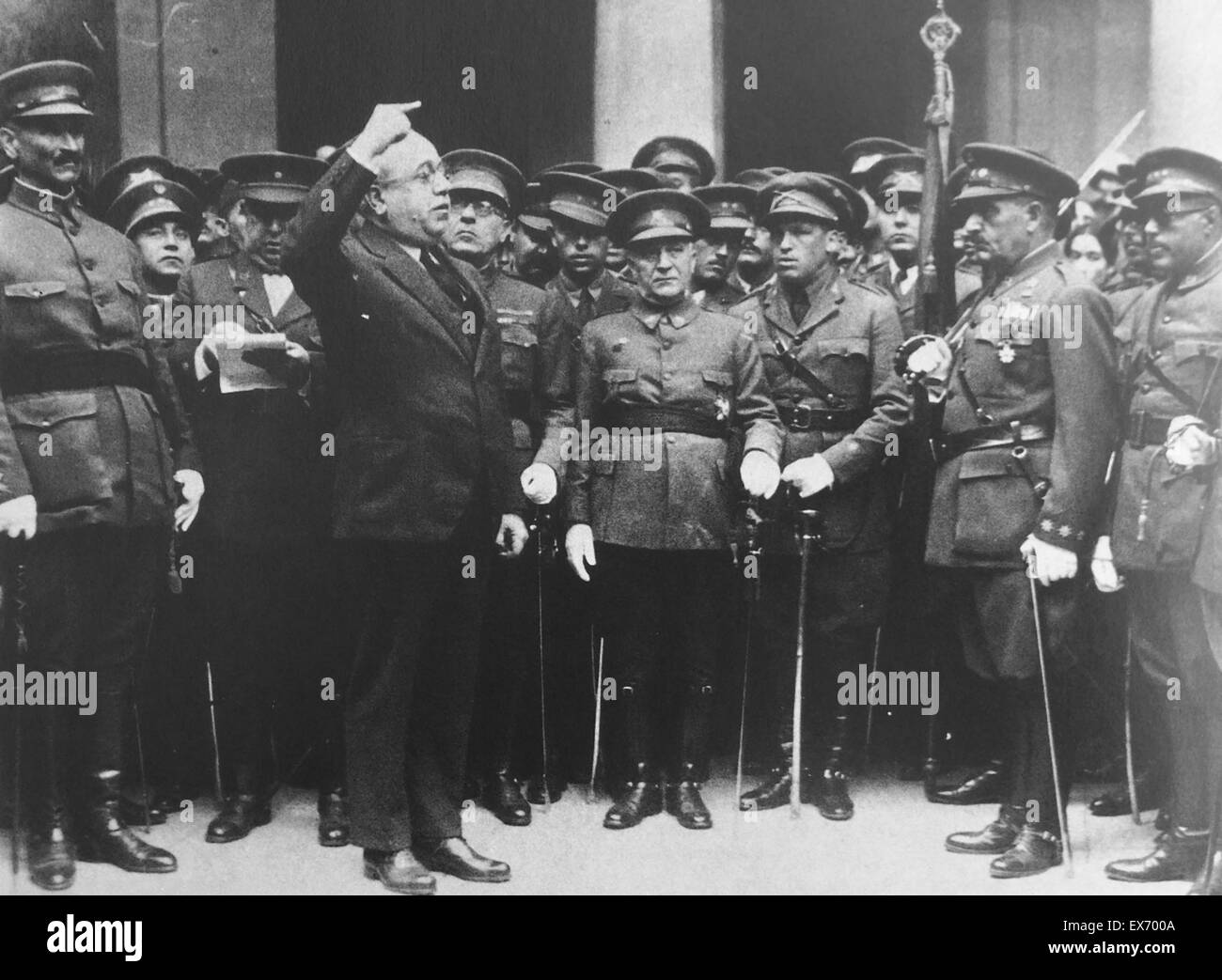 Manuel Azana Díaz (Gennaio 10, 1880 - 3 novembre 1940) primo Primo Ministro della Seconda Repubblica spagnola (1931-1933), gli indirizzi ufficiali presso un'accademia militare 1932 Foto Stock