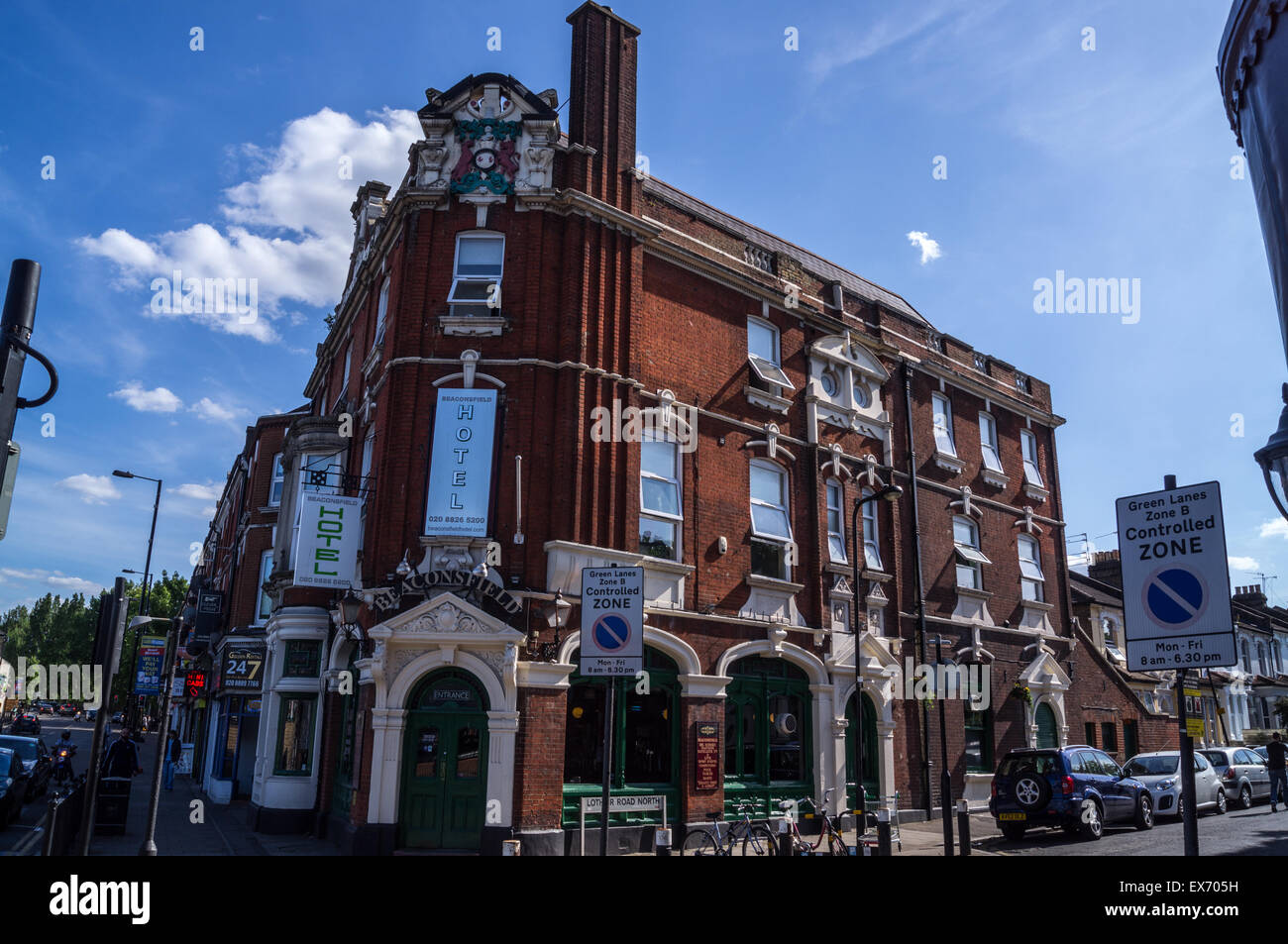 Il Beaconsfield, pub Vittoriano,, Grand Parade, Harringay, London Inghilterra England Foto Stock