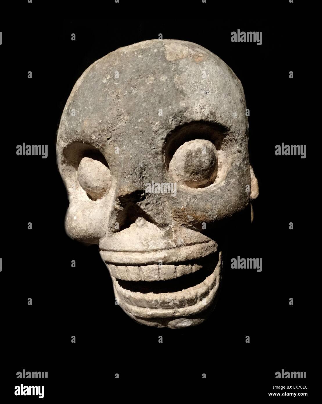 Maya testa fleshless o cranio, che rappresenta il dio della morte. Da Uxmal, Yucatan, Messico 600-900 d.c. Foto Stock