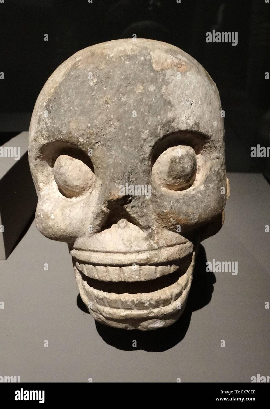 Maya testa fleshless o cranio, che rappresenta il dio della morte. Da Uxmal, Yucatan, Messico 600-900 d.c. Foto Stock