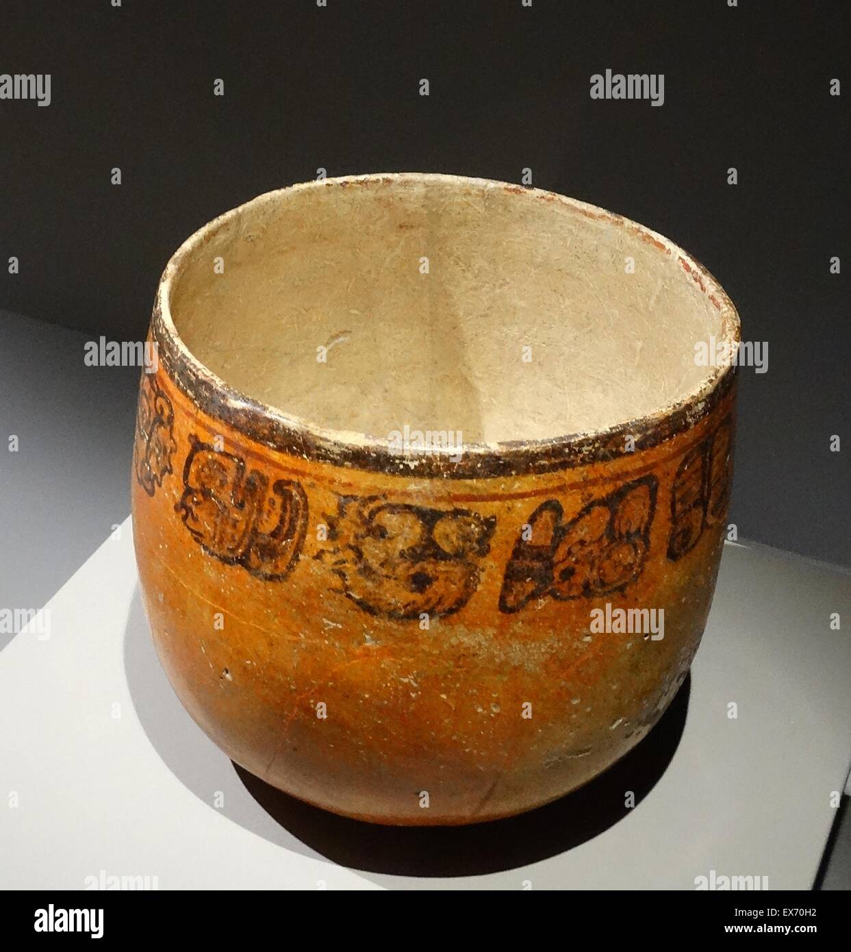 Maya policrome di ceramica abbeveratoio, decorato con una fascia di glifi. Dal Chiapas, Messico 600-900 d.c. Foto Stock