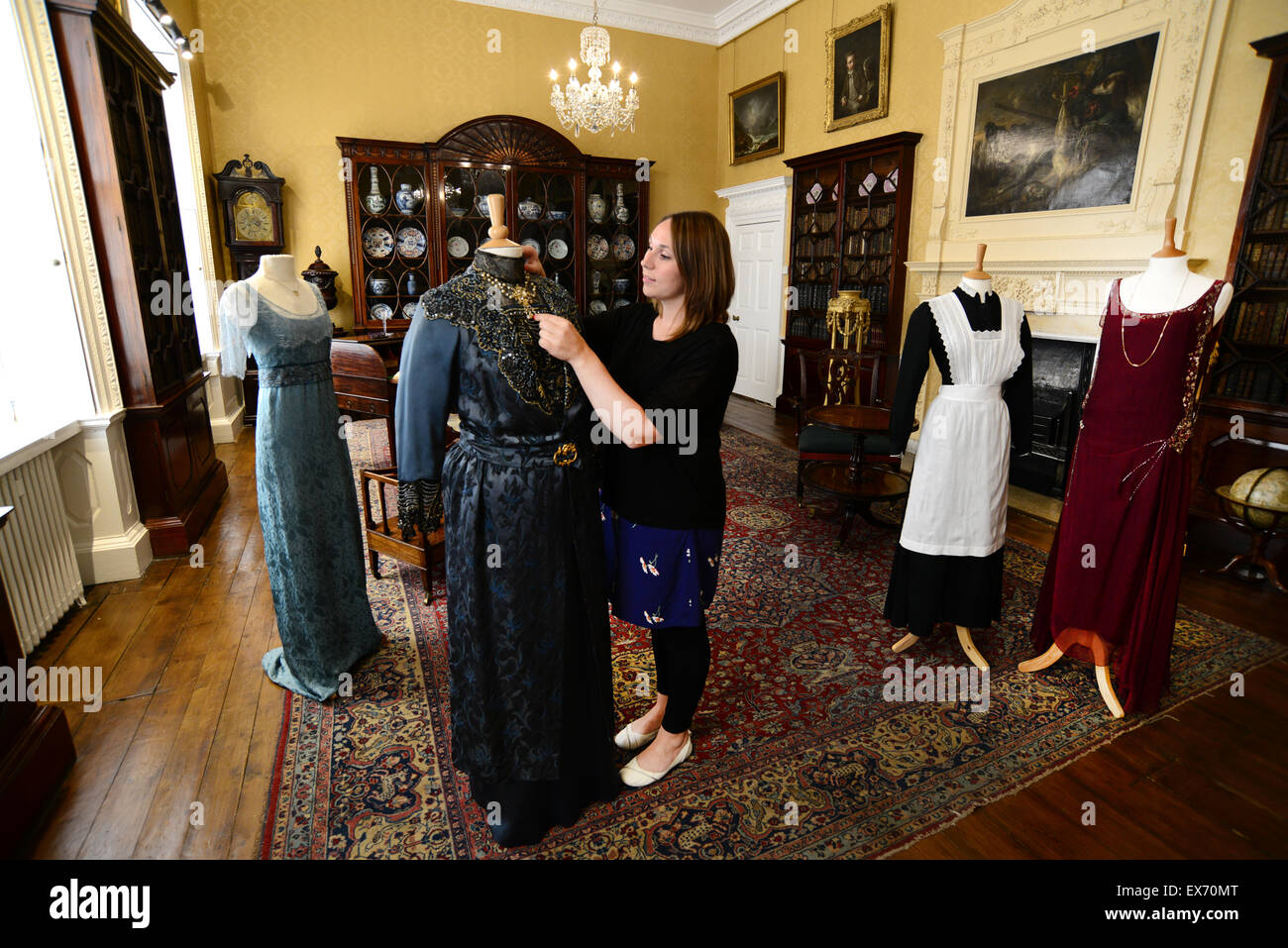 Jemma Conway con costumi da fiction series Cavendish Abbey a Cannon Hall, Barnsley. Immagine: Scott Bairstow/Alamy Foto Stock