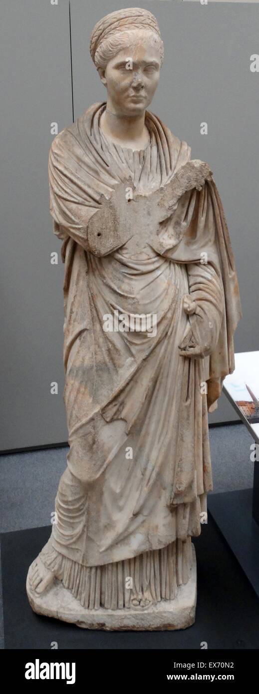 Statua ritratto di una donna. Annuncio romano 130-140. Trovato nel Tempio di Afrodite, Cirene, Libia. statua di una signora ricca da quest'ultima parte di Adriano del regno. Foto Stock Statua ritratto di una donna. Annuncio romano 130-140. Trovato nel Tempio di Afrodite, Cirene, Libia. statua di una signora ricca da quest'ultima parte di Adriano del regno. Foto Stock