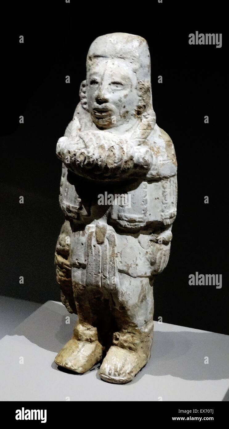 Figura in ceramica raffigurante un sacerdote Maya 600-900 d.c. Foto Stock