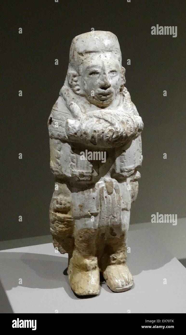 Figura in ceramica raffigurante un sacerdote Maya 600-900 d.c. Foto Stock