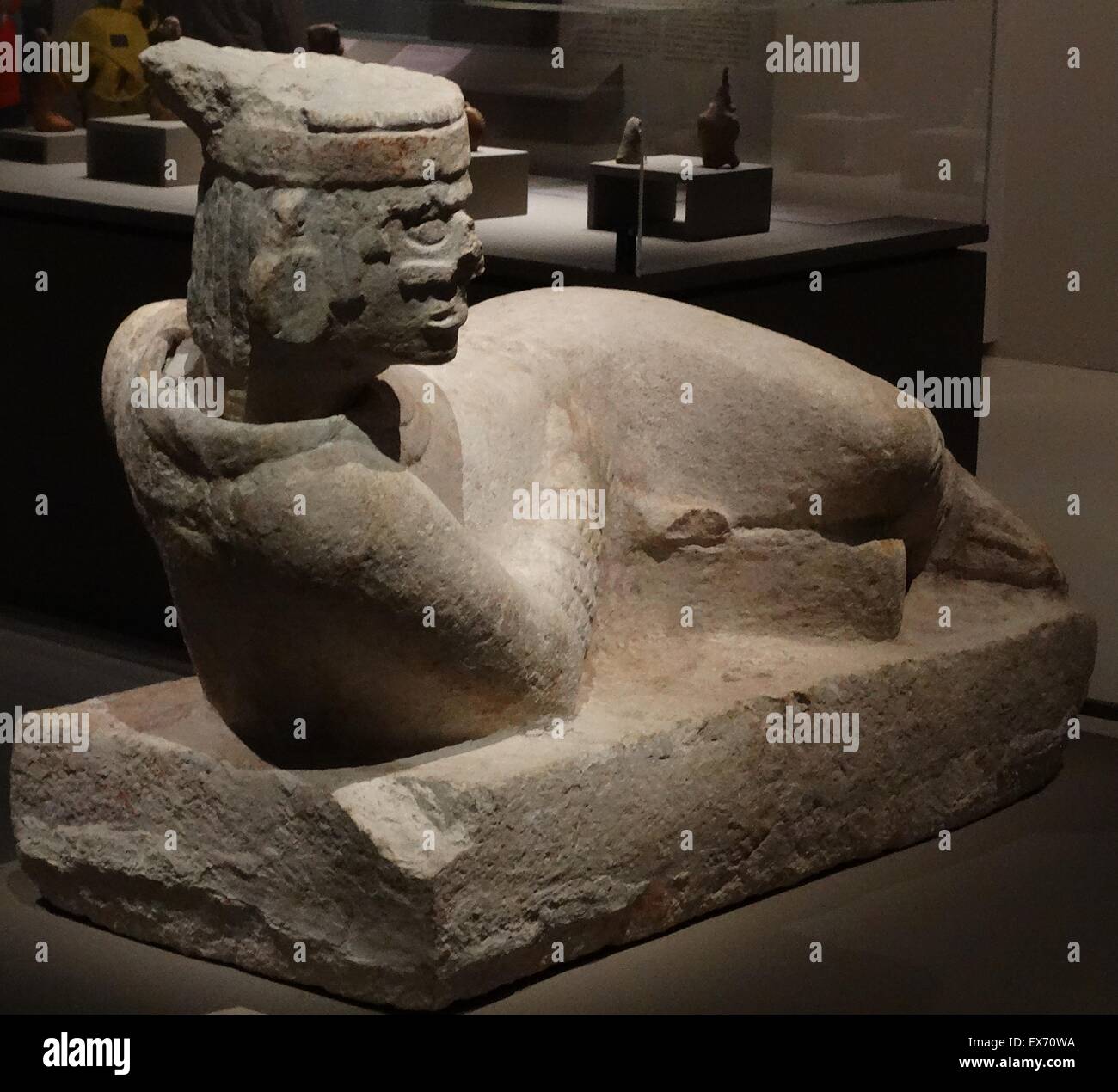 Chacmool (Chacmool) sotto forma di pre-colombiana, Mesoamerican scultura raffigurante una figura distesa con la testa rivolta verso di 90 gradi dalla parte anteriore, il supporto stesso sui suoi gomiti e il supporto di una ciotola o un disco dopo il suo stomaco. Queste figure eventualmente simbolo Foto Stock