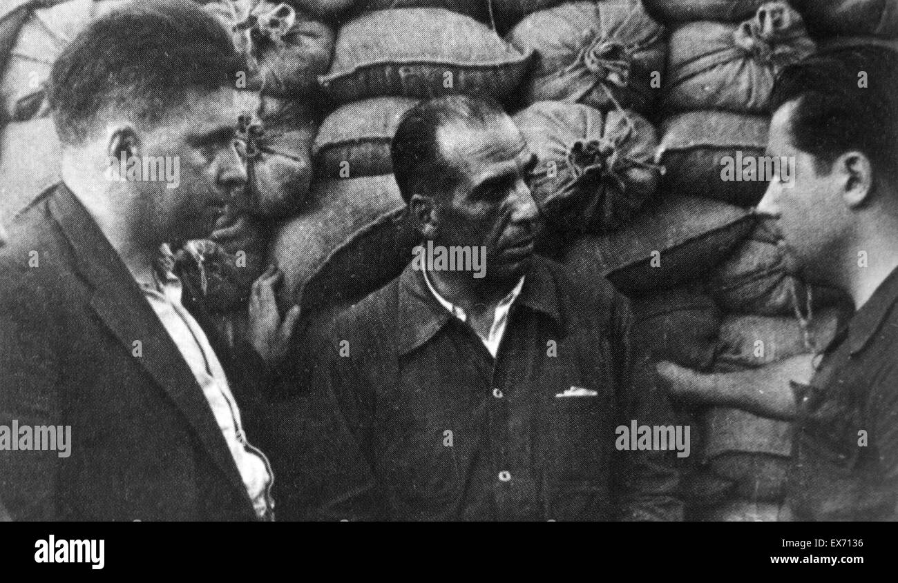 Mikhail Koltsov Efimovich (1898 - 1942), mostrato (destro) a parlare con il repubblicano funzionari spagnoli; come Pravda corrispondente, viaggiò in Spagna per coprire la Guerra Civile Spagnola, mentre allo stesso tempo stava lavorando per l'NKVD. Egli ha agito anche come militari Foto Stock
