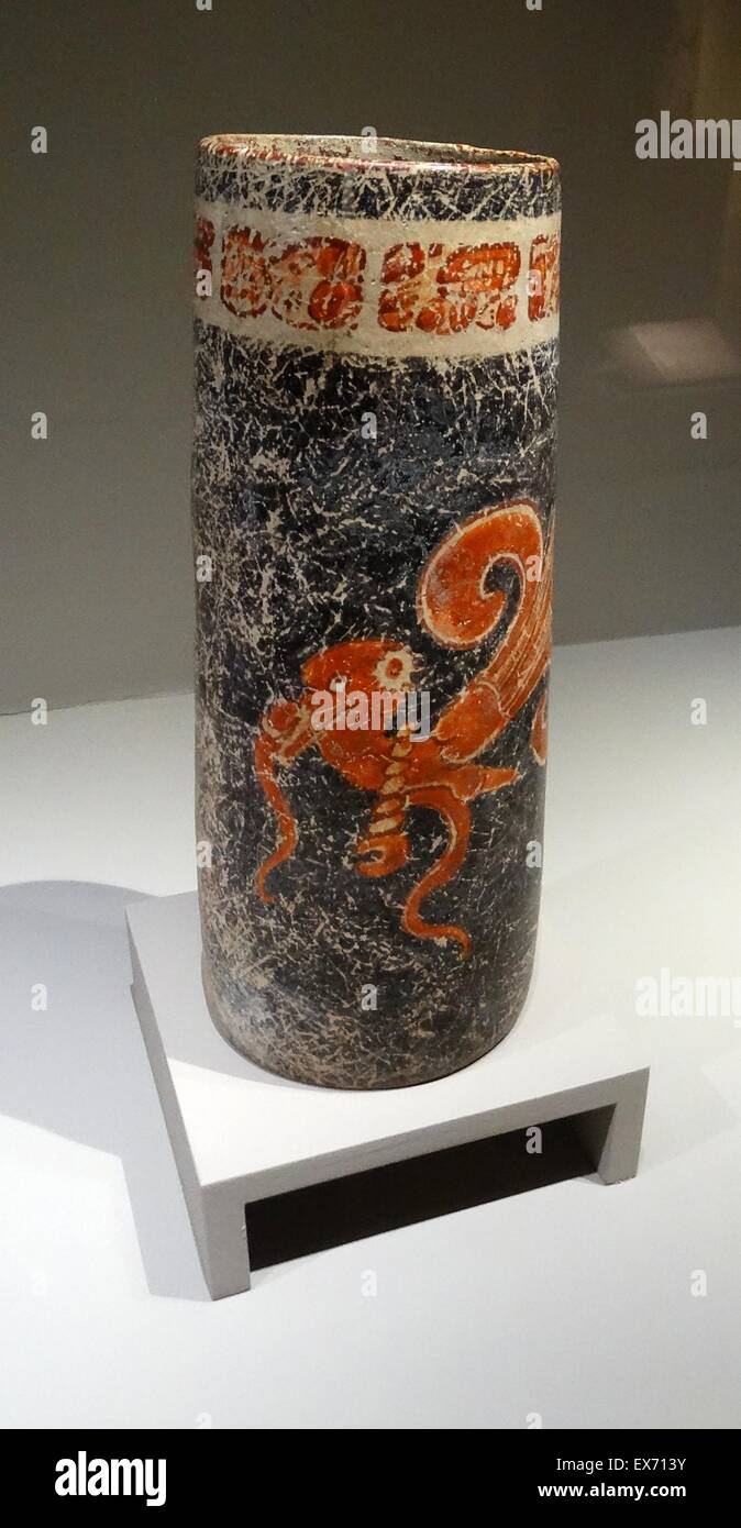 Maya Vaso in ceramica con glifi goffrata 600-900 d.c. Foto Stock