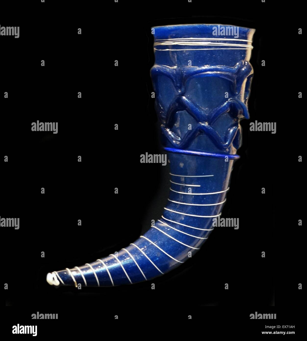 Bere lombardo-horn, ANNUNCIO 500-700. Bere-corna erano popolari in culture germanica durante questo periodo. Questo esempio da uno stato alto grave a Sutri, Italia, è fatta di vetro blu Foto Stock
