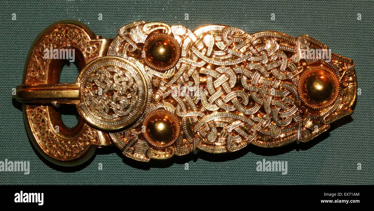 Sutton Hoo fibbia o grande fibbia in oro. Anglosassone, inizi del VII secolo  d.c. è il capolavoro di inizio artigianato medievale. con lati curvi e tre  borchie a cupola assomiglia a fibbie