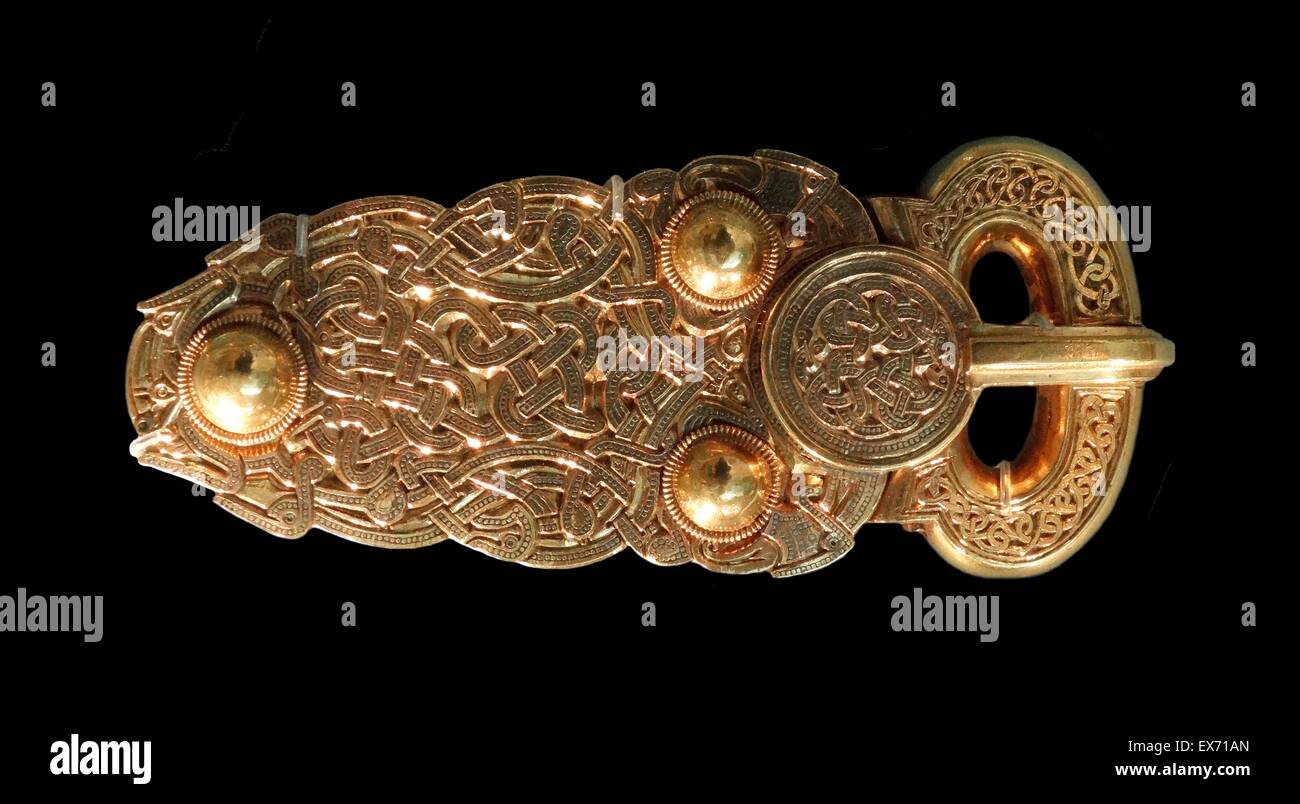 Sutton Hoo fibbia o grande fibbia in oro. Anglosassone, inizi del VII  secolo d.c. è il capolavoro di inizio artigianato medievale. con lati curvi  e tre borchie a cupola assomiglia a fibbie