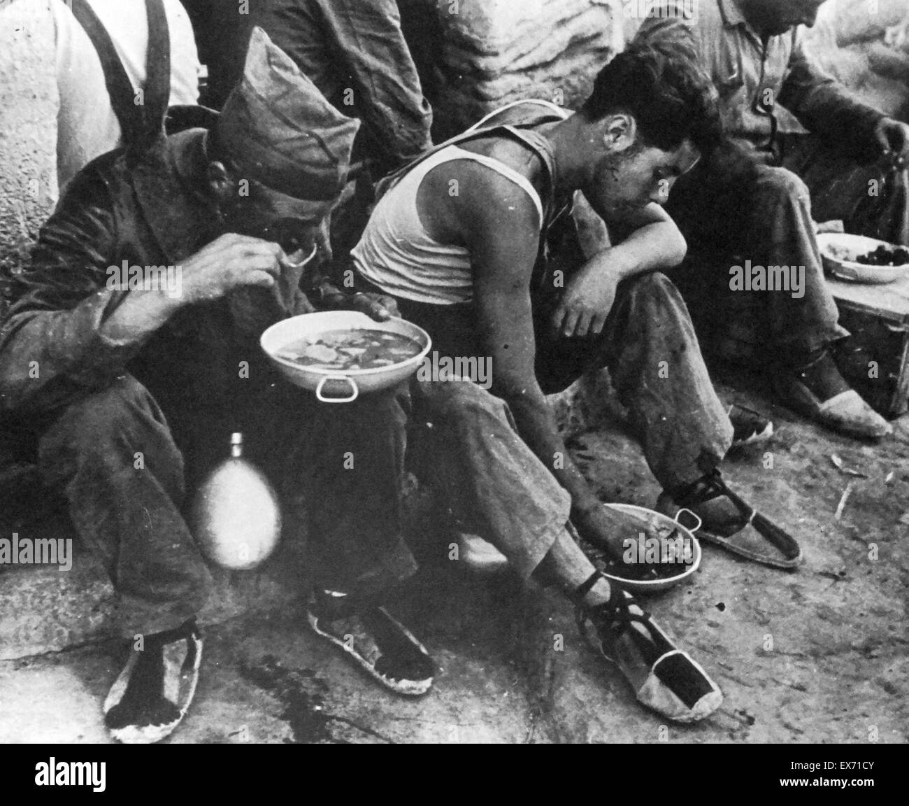 Soldati repubblicani riposo per cibo, durante la Guerra Civile Spagnola. Foto Stock