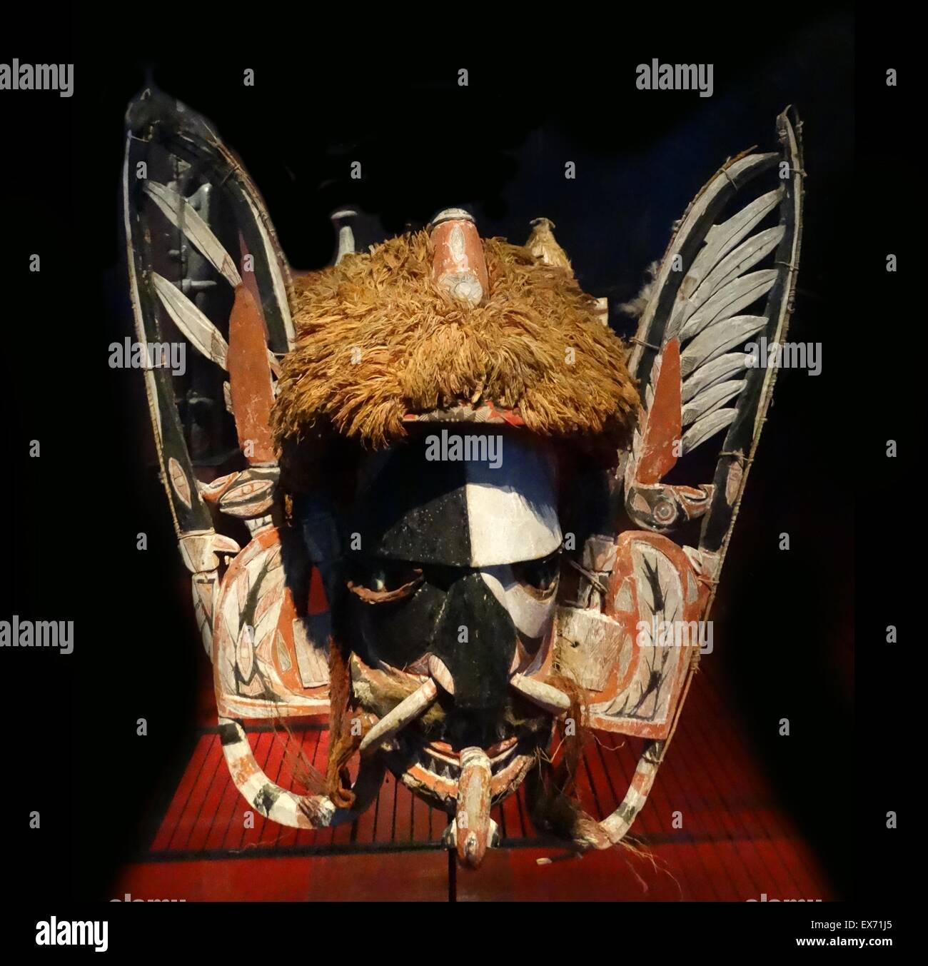 Cerimoniale di legno e morbidezza maschera dalla Nuova Irlanda, cultura melanesiana 1900 Foto Stock