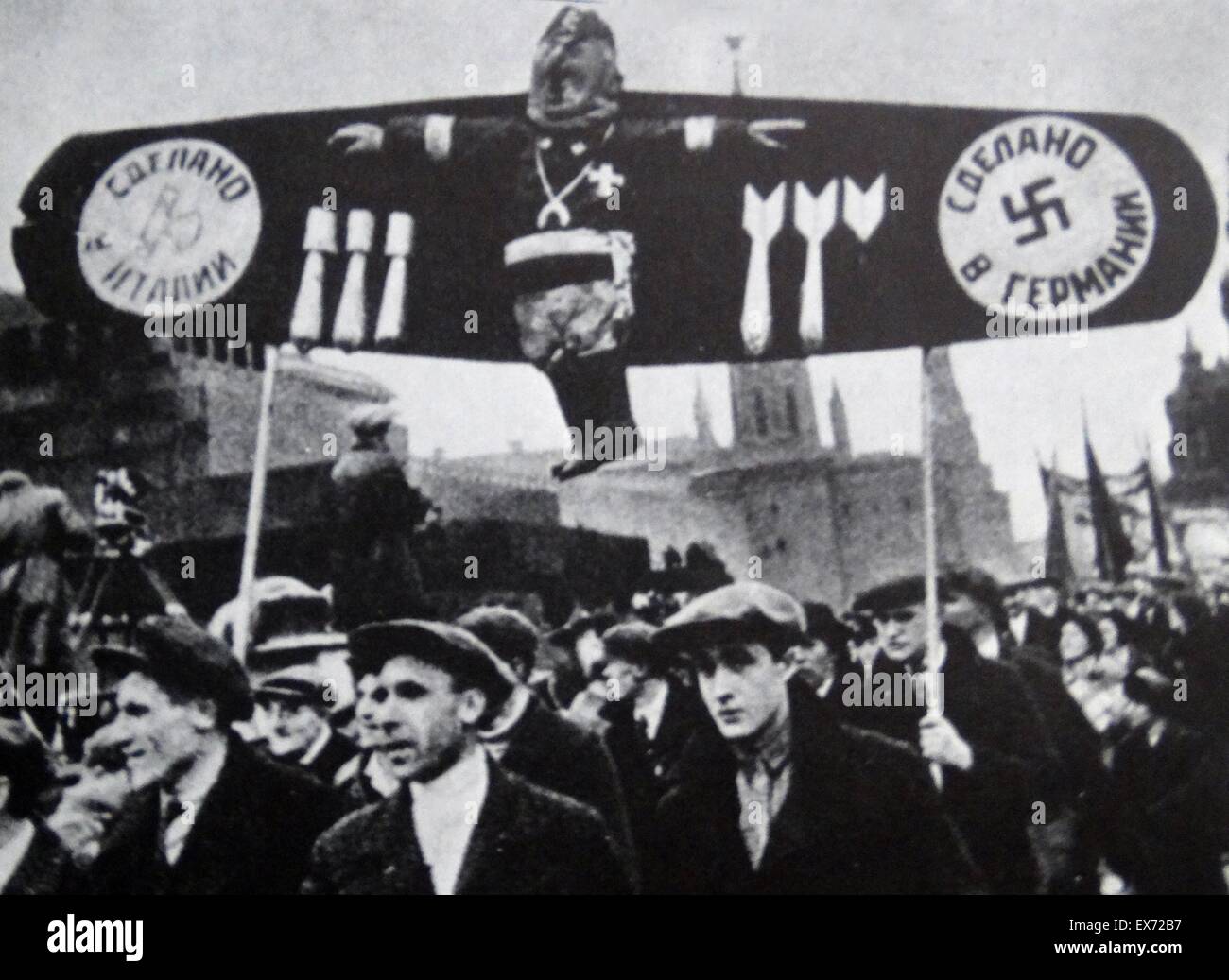 1937 ventesimo anniversario della rivoluzione russa. Mosca, piazza rossa, dimostranti portano una effige della spagnola leader fascista generale Francisco Franco Foto Stock