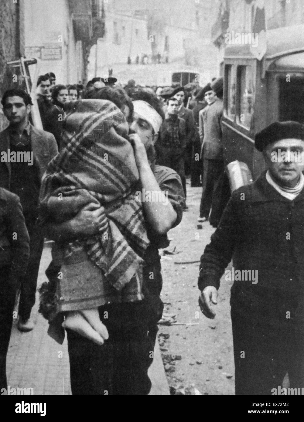 Evacuazione dei civili da un nazionalista del bombardamento di una città spagnola, durante la Guerra Civile Spagnola Foto Stock