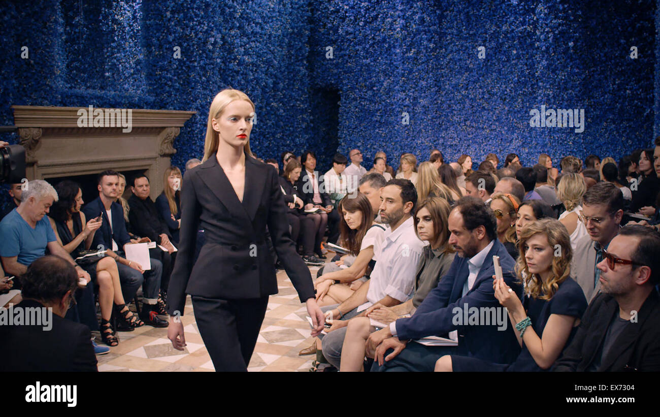 Dior e mi porta lo spettatore dentro il storied mondo di Christian Dior casa di moda. È stato diretto da Frédéric Tcheng. Questa fotografia è per il solo uso editoriale ed è il copyright del film company e/o il fotografo assegnato dal film o società di produzione e può essere riprodotto solo da pubblicazioni in congiunzione con la promozione del film di cui sopra. Un credito per il film company è richiesto. Il fotografo deve anche essere accreditato quando noto. Foto Stock