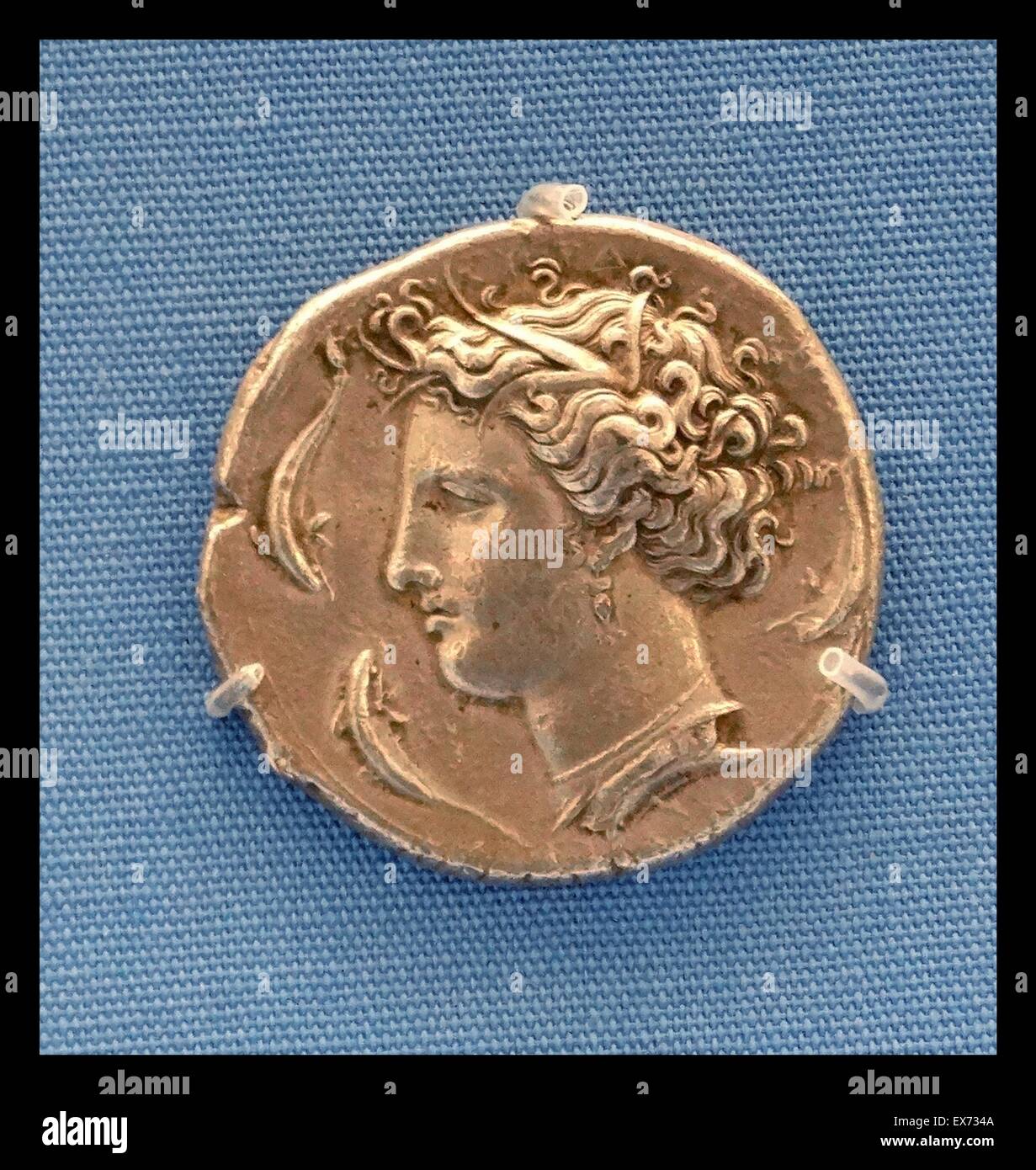 Il greco del V secolo a.c. moneta d'argento Decadrachm con la ninfa Arethusa con ance in her hair. circa 405 A.C. il nome dell'artista Euainetos è visibile sotto il collo Foto Stock