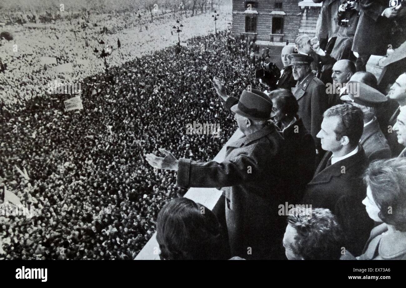 Il generale Francisco Franco (1892-1975) leader spagnoli con sua moglie Carmen Polo e Juan Carlos successivamente Re di Spagna. 1969 Foto Stock
