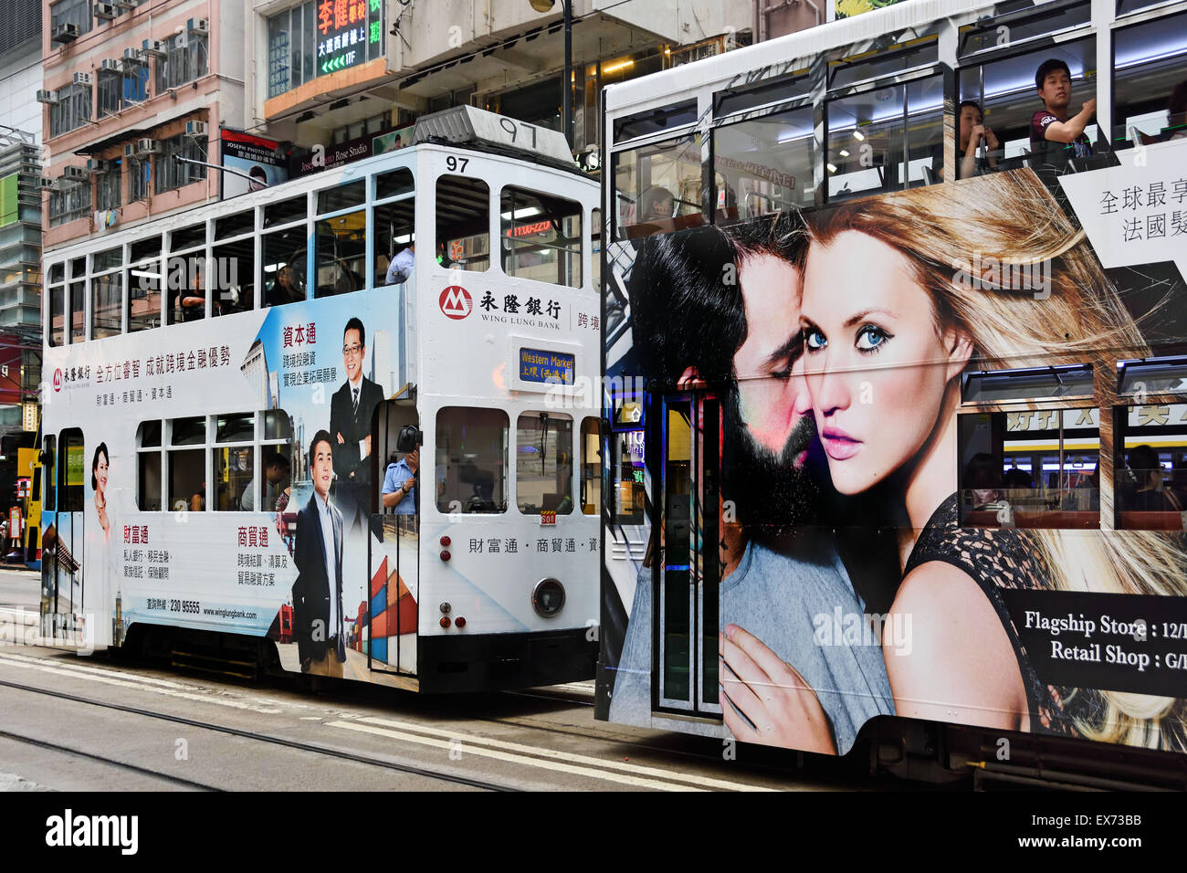 Deck a doppia cassetta con tram tram pubblicità corpo Hong Kong Cina ( occupato dell'Isola di Hong Kong ) Foto Stock