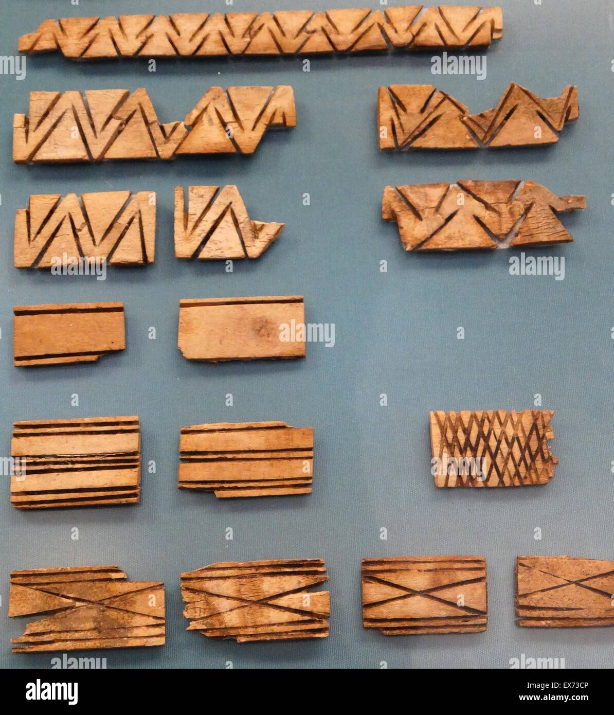 Decorative inlay ossea (1750-1550 a.C.) da Gerico in Palestina. I frammenti sono stati trovati sparsi sul pavimento della tomba di P19. Alcune sono state senza ombra di dubbio applicata su piccole rettangolari o cilindriche scatole di legno, alcune parti del quale sono stati recuperati. Altri potrebbero essere stati Foto Stock