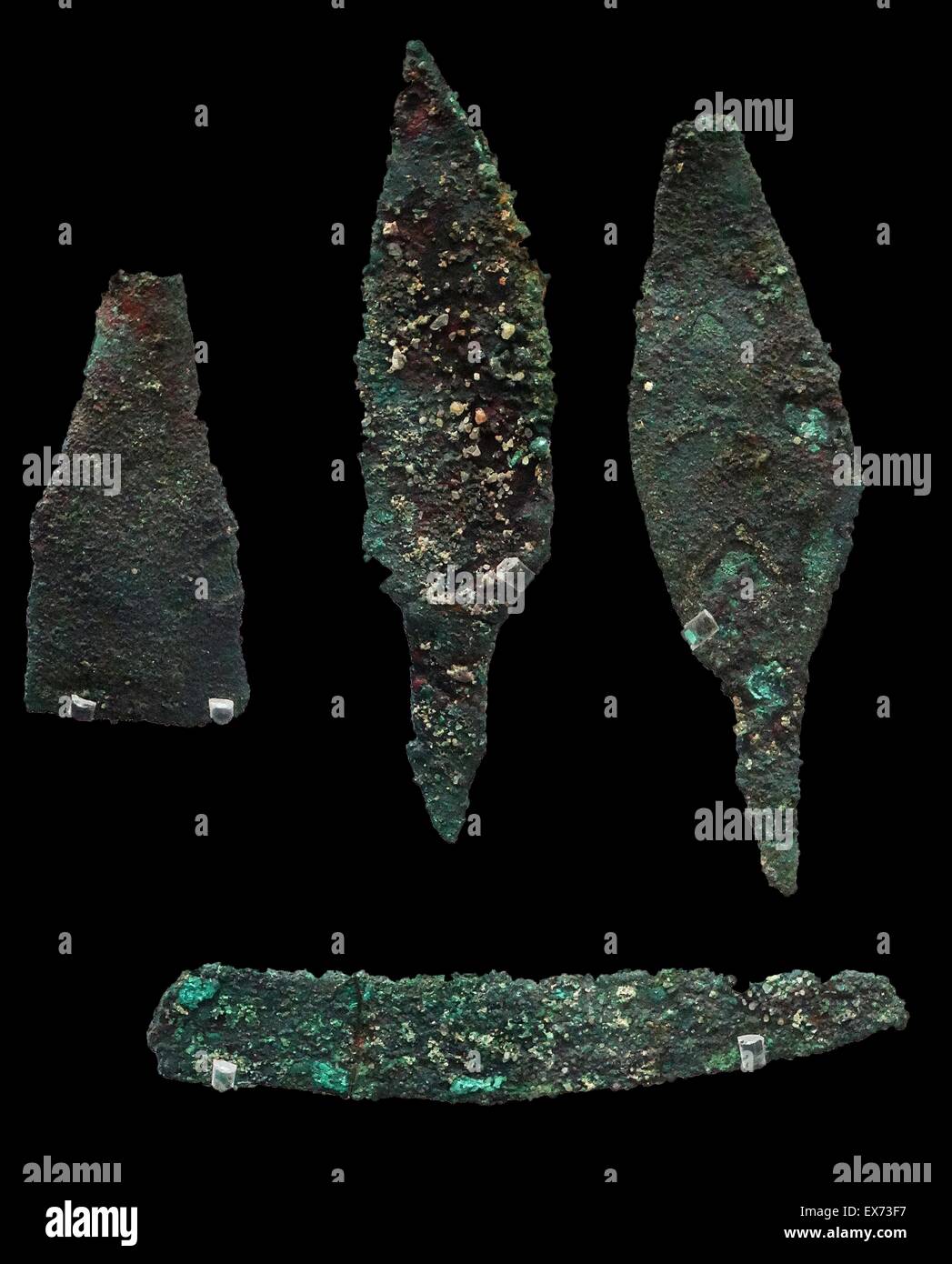 Fondazione egiziano depositi (armi di rame, includono una zappa, la lama di un coltello e due la punta di diamante.), dal royal piramidi. La sepoltura del deposito di fondazione faceva parte di una serie di atti rituali che sono stati regolarmente eseguiti presso la fondazione di importanti bu Foto Stock