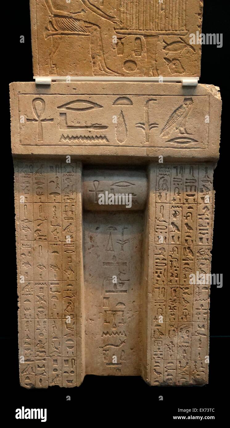 Antica egiziana calcare falsa porta stela di Niankhre. Metà del V dinastia, Saqqara 2450 BC. Questo piccolo falsa porta proviene dalla mastaba-tomba del Soprintendente di parrucchieri del Palazzo Niankhre. Foto Stock