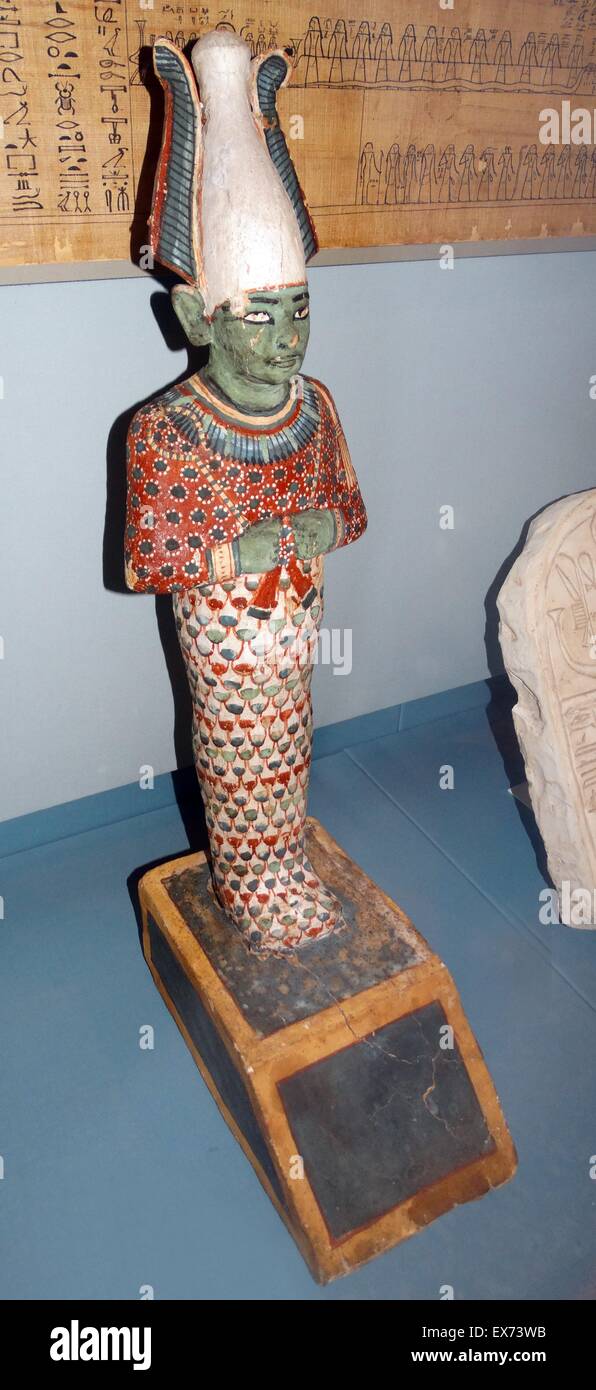 Statua in legno dipinto di Osiride xx dinastia, circa 1170 BC da Tebe, Egitto. raffigura il dio indossando caratteristica corona sfumato e afferrare la royal crook e sceptres correggiato. La colorazione verde della pelle riflette il dio con le associazioni con ve Foto Stock