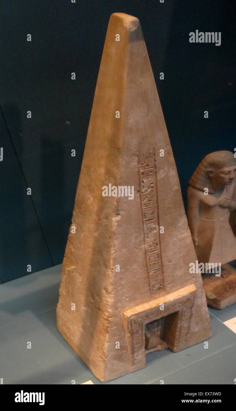 Piccola piramide di pietra calcarea di Buqentef. Xix dinastia, circa 1295-1186 BC da Tebe, Egitto. La figura nella nicchia rappresenta il defunto. Le iscrizioni contengono preghiere per le offerte, indirizzato agli dèi Re-Horakhty-Atum, Anubis e Osiride. Foto Stock