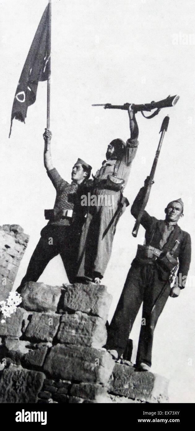 Soldati nazionalista acquisire una posizione strategica durante la Guerra Civile Spagnola Foto Stock