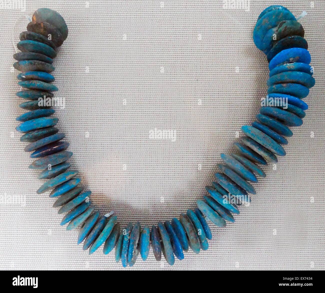 Stringa di maioliche blu disc perle da Buhen, 18th-20th dinastie, Egitto. Circa 1550-1070 A.C. Foto Stock