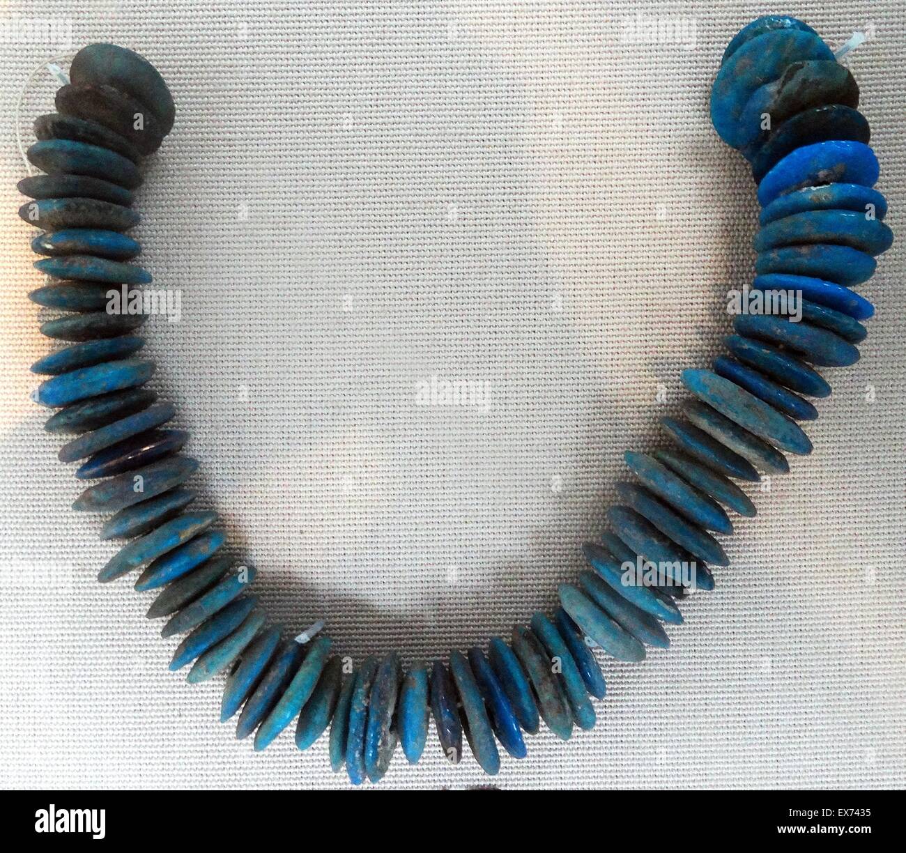 Stringa di maioliche blu disc perle da Buhen, 18th-20th dinastie, Egitto. Circa 1550-1070 A.C. Foto Stock