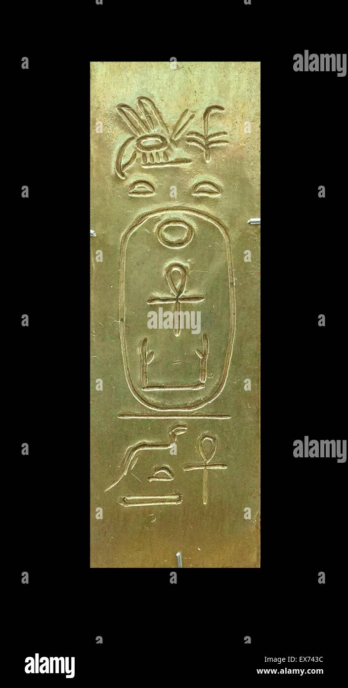 Deposito di fondazione del re Malenaqen, periodo di Napata, circa 555-542 A.C. da Nuri, piramide Nu 5, Egitto. faience cartiglio-placca in oro Foto Stock