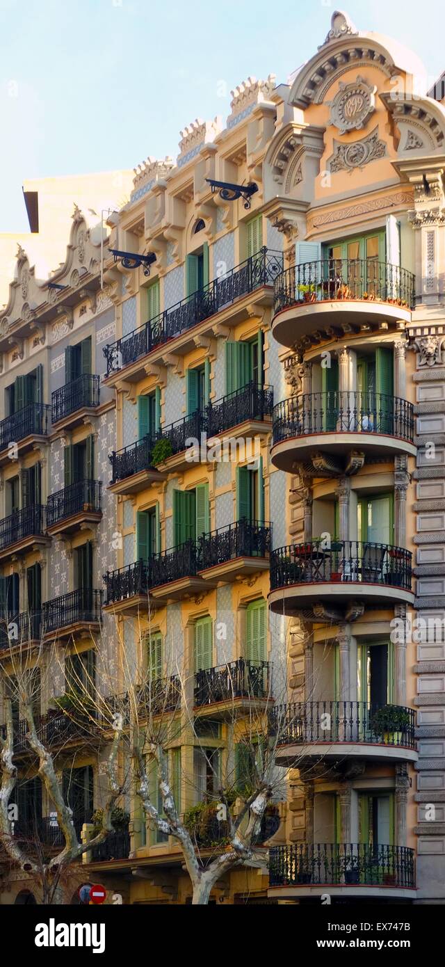 Facciata di appartamenti risalente ai primi anni del XX secolo, Barcellona, Spagna Foto Stock